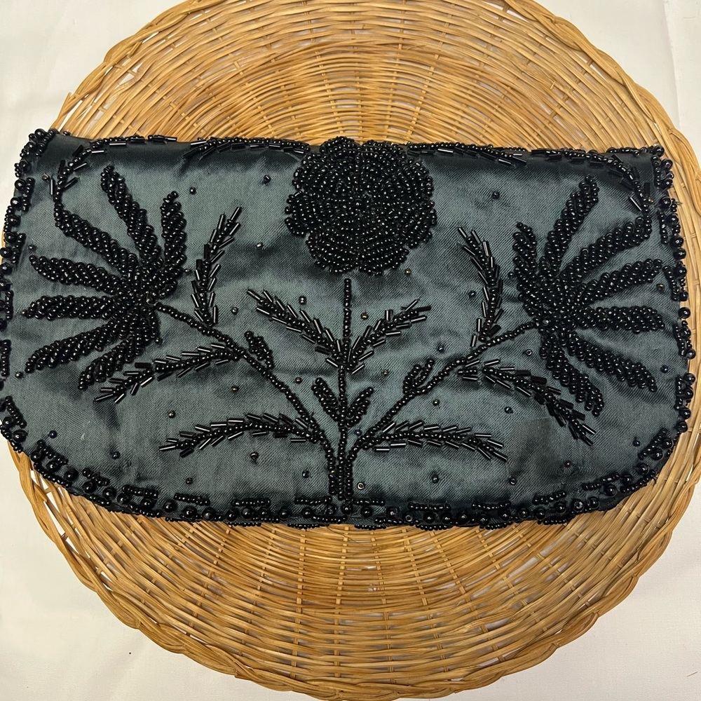 BEAUTIFUL BEADED CLUTCH IN GREAT CONDITION